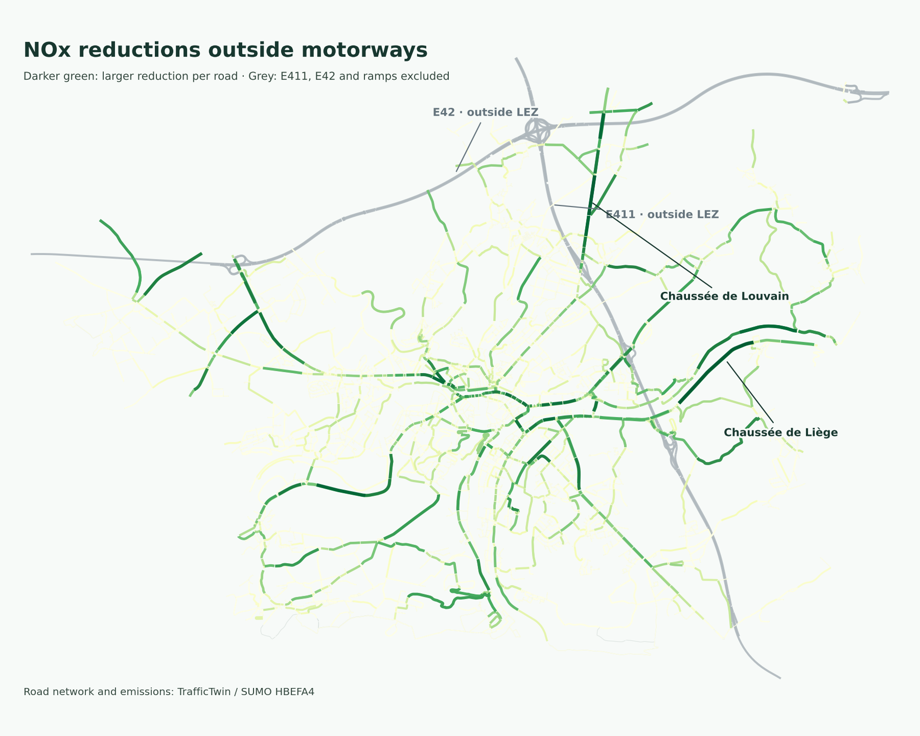 Map of absolute NOx reductions by road segment, excluding motorways; the E411, E42 and their ramps are shown in grey.