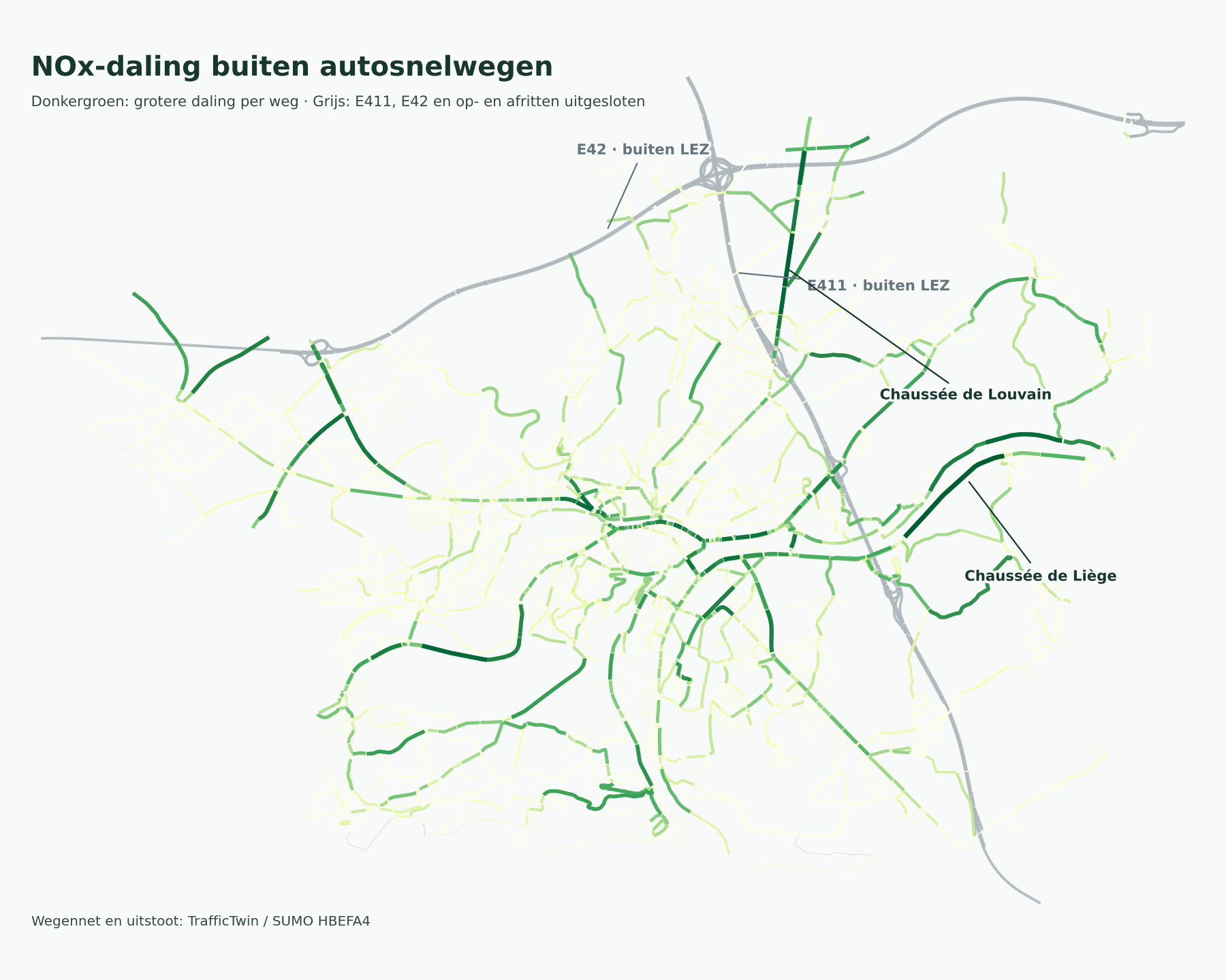Kaart van de absolute NOx-daling per wegsegment zonder autosnelwegen; de E411, E42 en hun op- en afritten zijn grijs weergegeven.